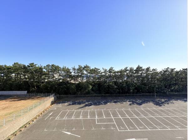 南側は大きな駐車場で砂防林越しに水平線を感じられます！