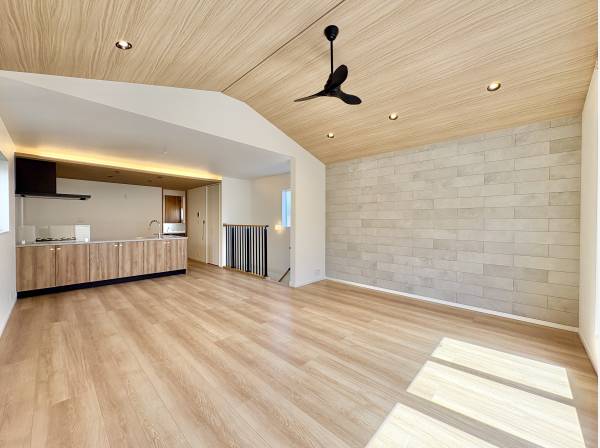 ご家族がくつろげる開放感のあるLDK。この空気感を現地でご体感ください