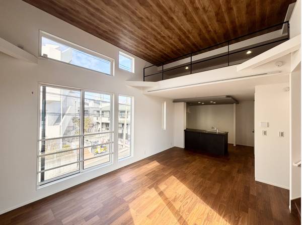 勾配天井で開放感のあるLDK