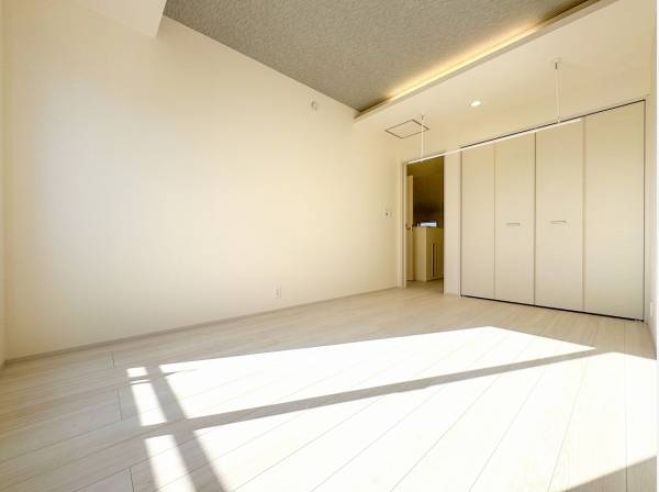 柔らかな間接照明がベッドルームを優しく包みます