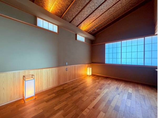 こちらの居室には備え付けのデスクもございます