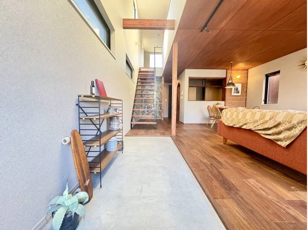 玄関と一体感のあるリビング