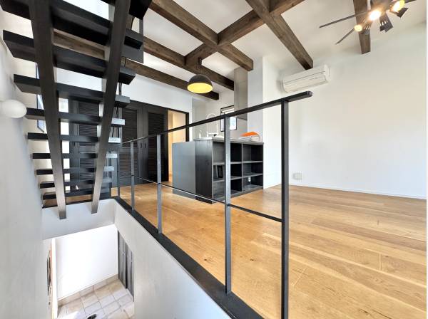 無骨な階段と梁が映える、立体的な大空間設計。