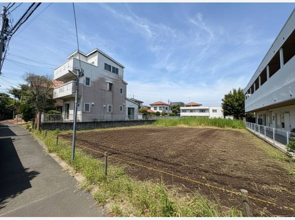 ゆとりの敷地は約１０２坪。南向きにつき、燦々と陽が降り注ぎます