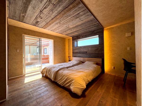 温もりある素材に包まれた落ち着きの寝室