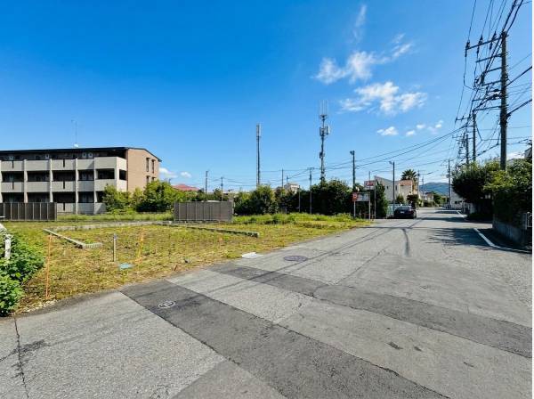前面道路も広々としており開放感がございます！