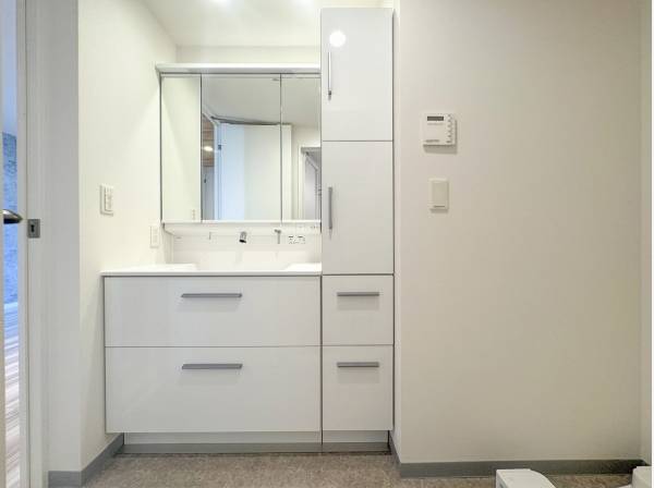 背面にはリネンススペースも備わったパウダールーム