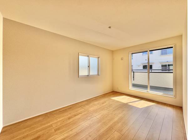 8帖の寝室は贅沢そのものです。