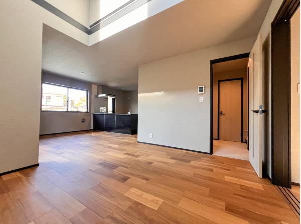 吹き抜け付きで明るい室内