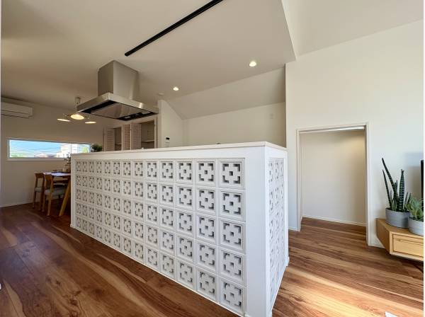 キッチン腰壁は花ブロックを採用