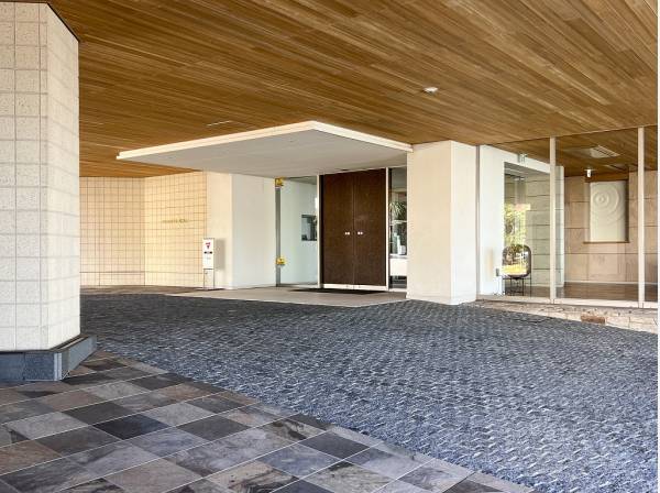 雨の日も快適なエントランスアプローチにの車寄せ。