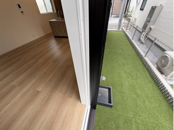 2か所の窓から庭に出入りできますよ！