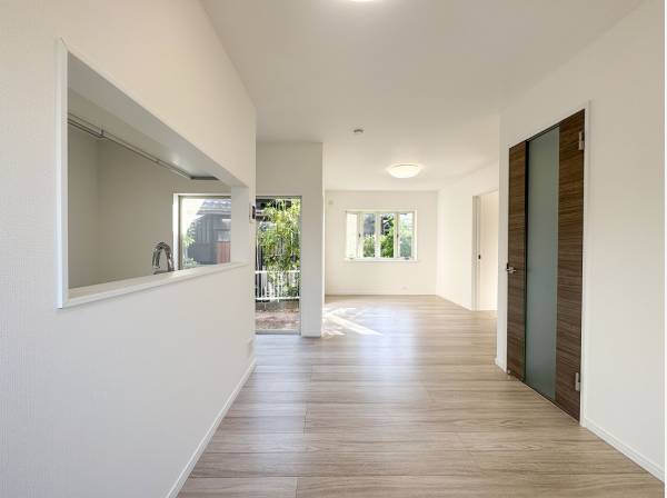 ホワイトを基調とした明るい雰囲気のLDK