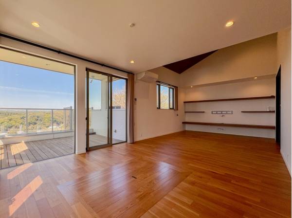 リビングの一部勾配天井の開放的な設計