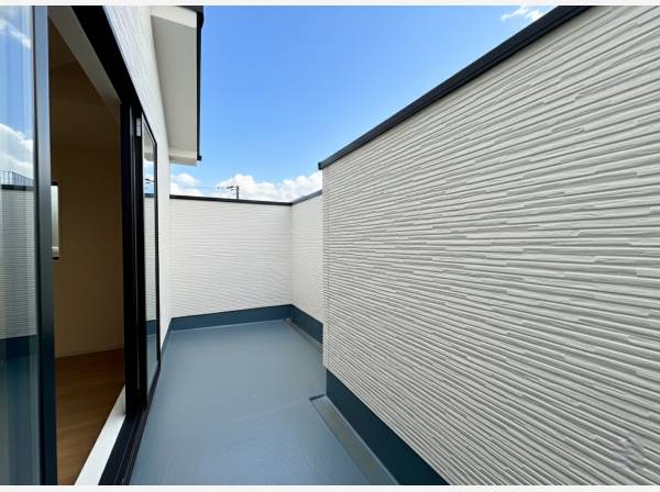 バルコニーは壁が高いため、周囲の目線などが気にならない空間