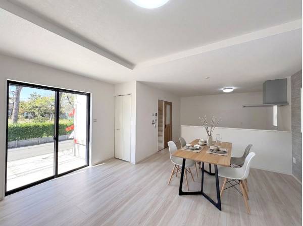 家族の集まるリビングはゆったり。家具・小物はAIによるイメージ