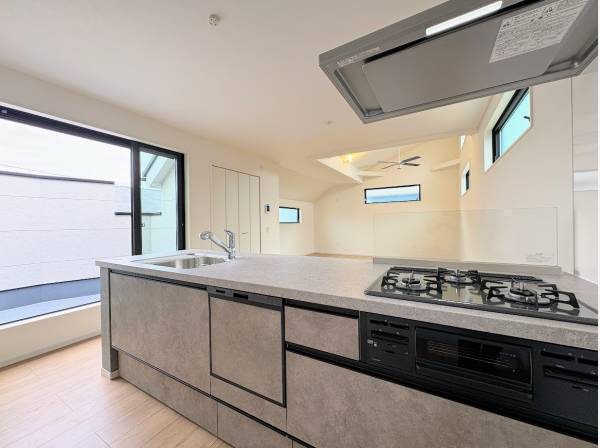 部屋全体を見渡せるシステムキッチン