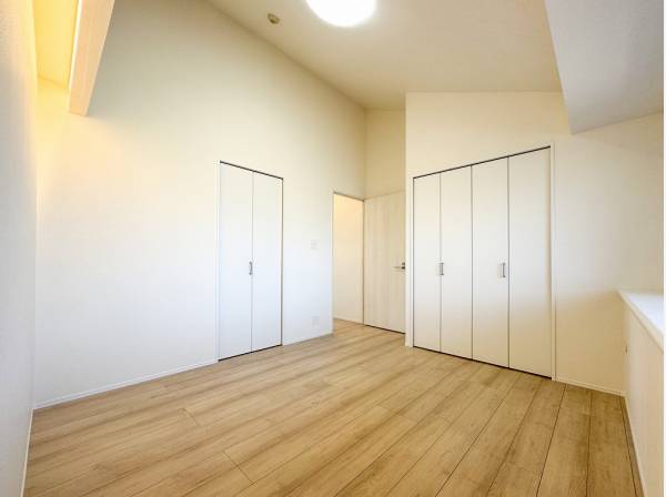 7帖の洋室には2ヵ所にクローゼットが備わっています