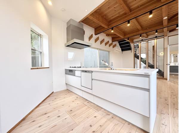 リビングダイニングを見渡すオープンキッチン