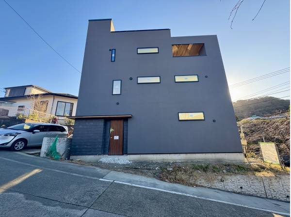 役場や小学校が近く、利便性と静穏が両立した街。