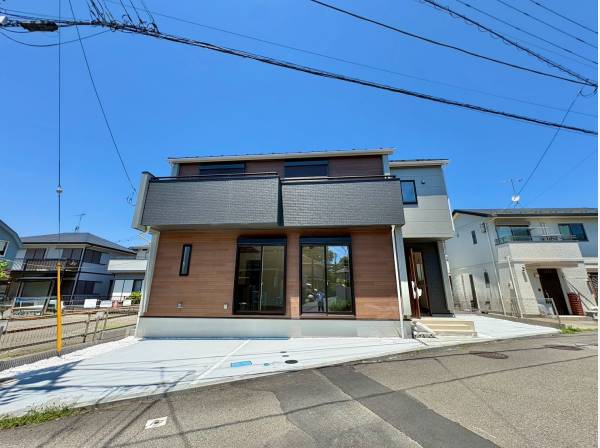 落ち着いた色合いが印象的な外観は、洗練された街並みに美しく調和します。