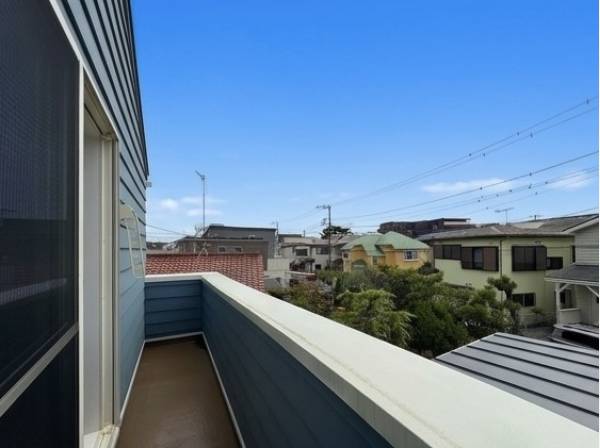 バルコニーは風通しがよく、心地良い場所に