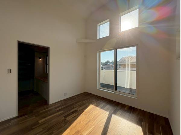 窓も多く採光に優れたあたたかいお家