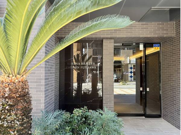 ソテツの緑がエキゾチックな彩りを添えるエントランス