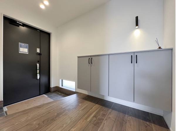 スタイリッシュなフロートタイプのシューズボックスを採用した玄関