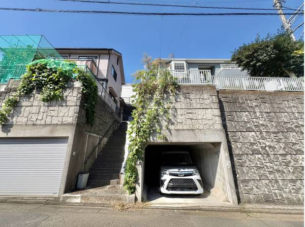 道路からの視線が届かないプライベート感ある高台