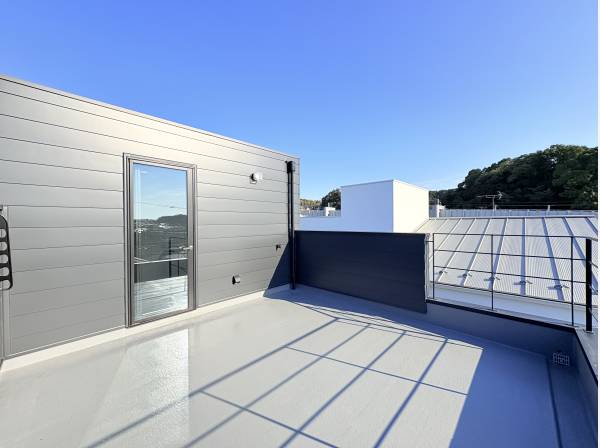 周辺の目線を気にせず開放的なルーフバルコニー