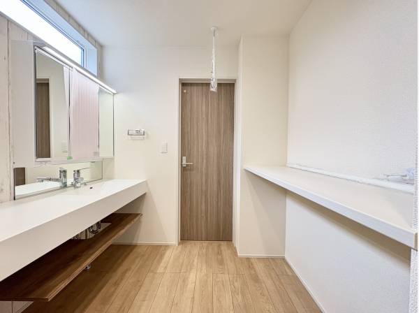 広いパウダールーム　室内干しも出来ちゃいます