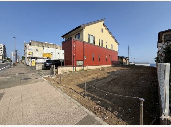 国道1号線沿い。近隣商業地域の為、店舗等の建築も可能です。