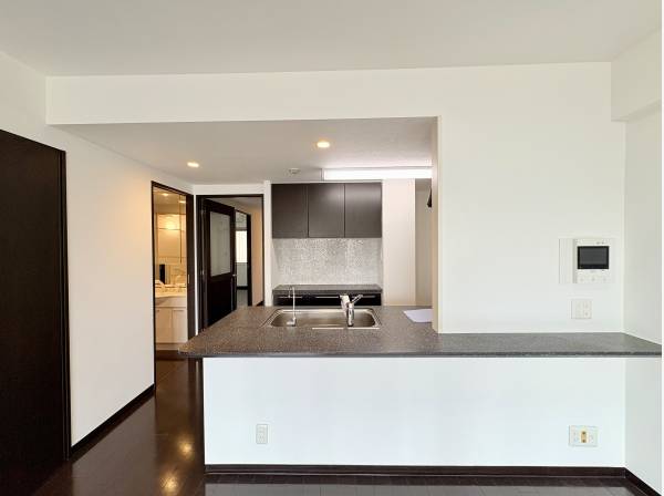 使いやすいカウンターが印象的なキッチン