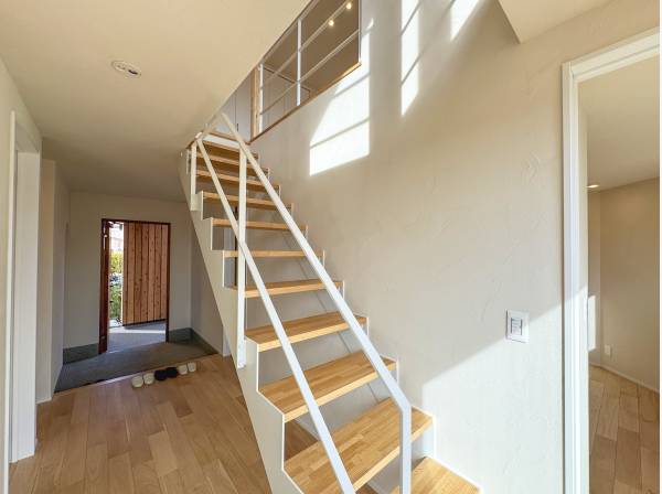 スケルトン階段は見た目だけでなく光、風などを通す機能美の粋。