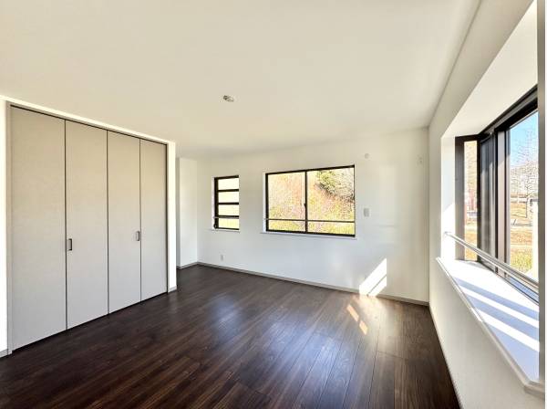 窓の向こうに緑。朝の光が静かに差し込む心地いい住空間。