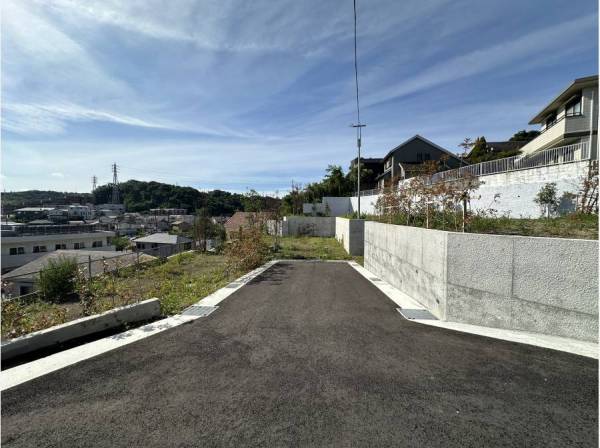 前面道路は開発道路で広々