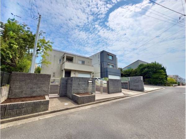 周囲は品格のある邸宅が並びます
