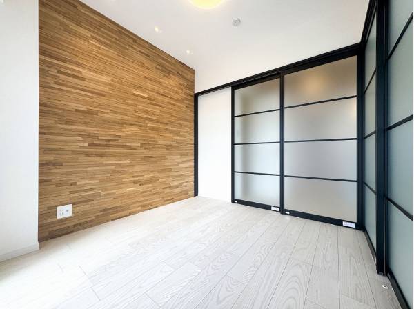 透け感のある引き戸に無垢材を使った引き戸が洗練感をもたらします