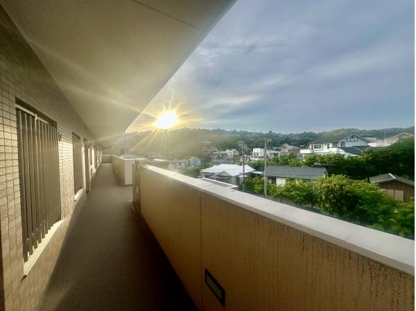 お部屋に入る通路からサンセットを望むことができます