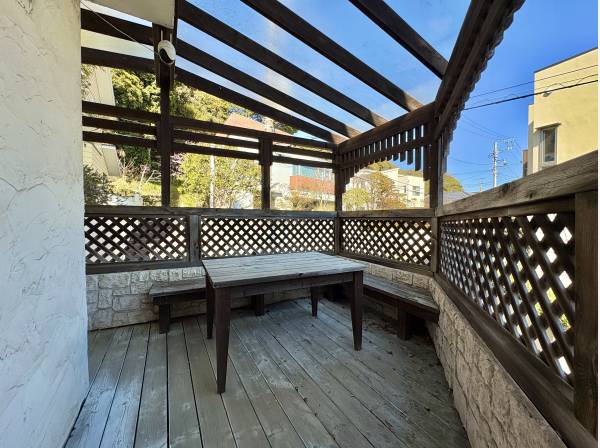 外にあるデッキでは、のんびりお過ごしください