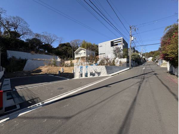 前面道路も広くゆとりある街並みです。