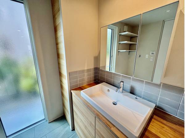 洗面台もホテルのように広く、勝手口から外に出ることが出来ます。