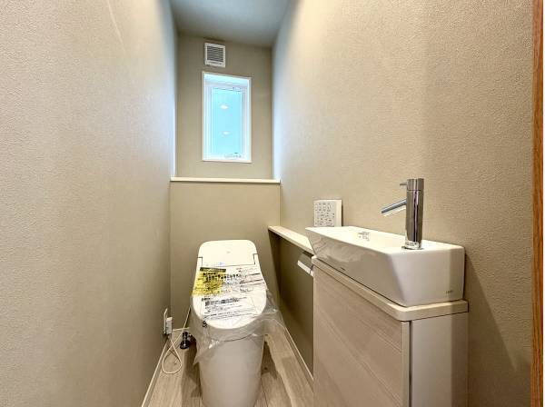 手洗いカウンター付きのトイレ