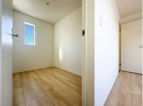 書斎やストレージルームなど多彩な活用が出来そうな納戸