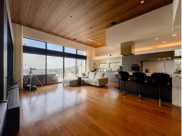 壁や天井にスピーカーを内蔵しお家で臨場感ある映画を愉しめます