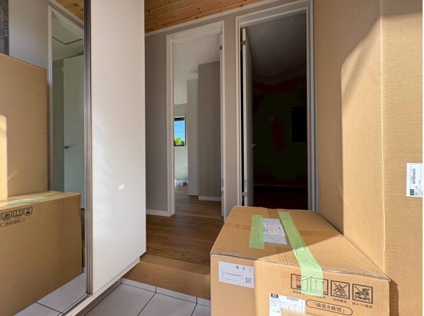 エントランスには大きな鏡も！