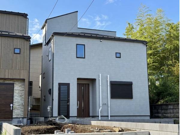 淡いグレーが美しいモダンな外観