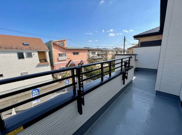バルコニーは広くて日当たり良好！