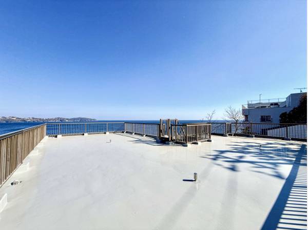 屋上ルーフバルコニー。サウナやジャグジーを設置されても良いかもです♪